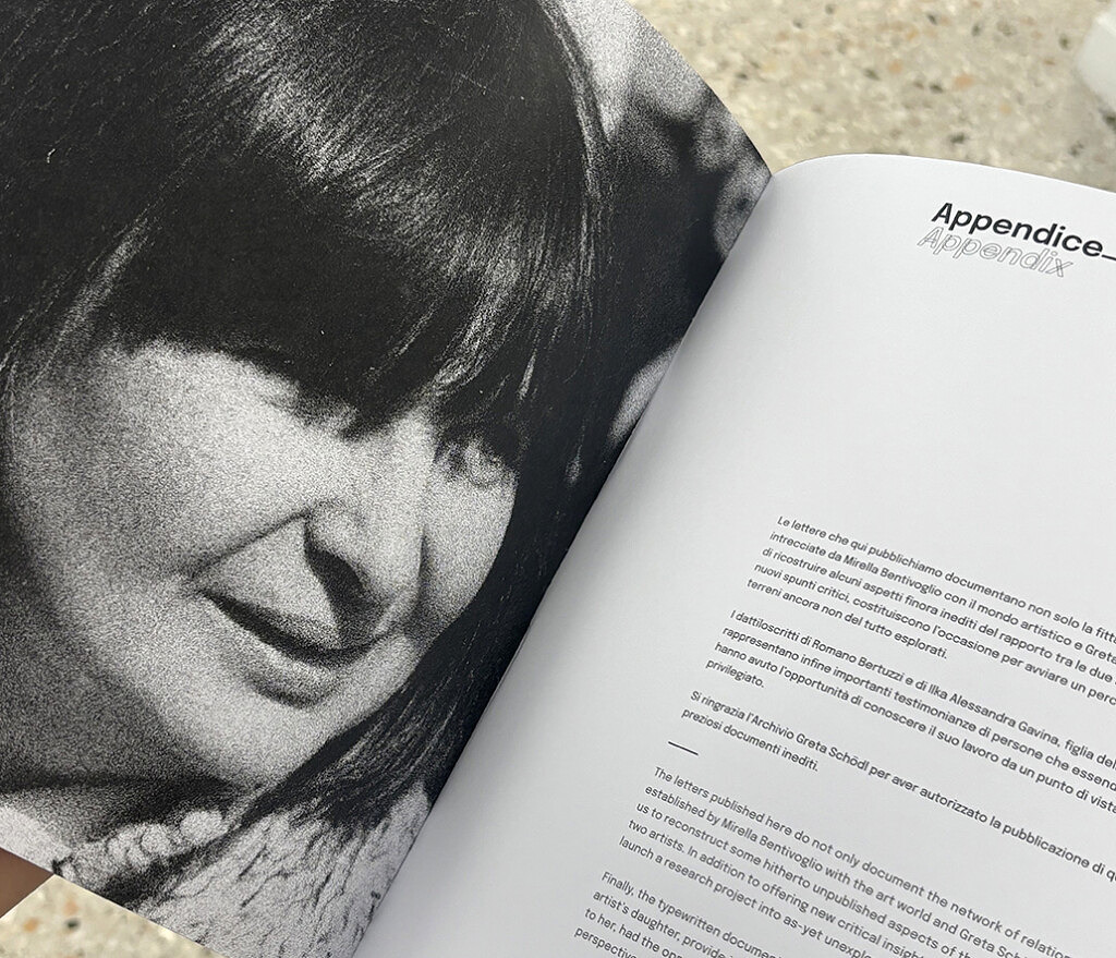 Copertina_catalogo_della_mostra_Warp_of_light_di_Greta_Schodl_